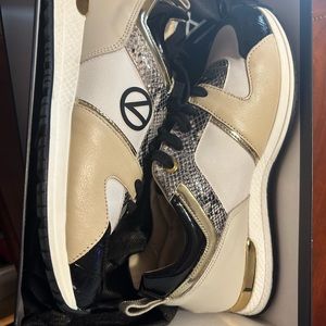 Mario VALENTINO Spa Italy Iris Cream Leather Tennis Shoes Size 10 Valued at $479